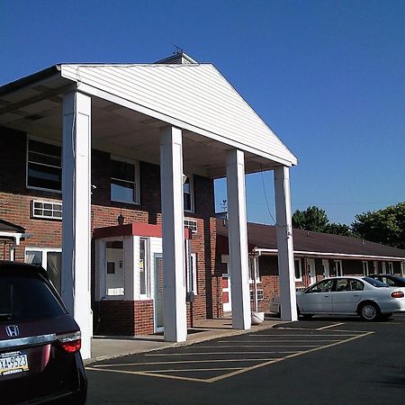 Colonial Inn Mercer-Grove City Exterior photo