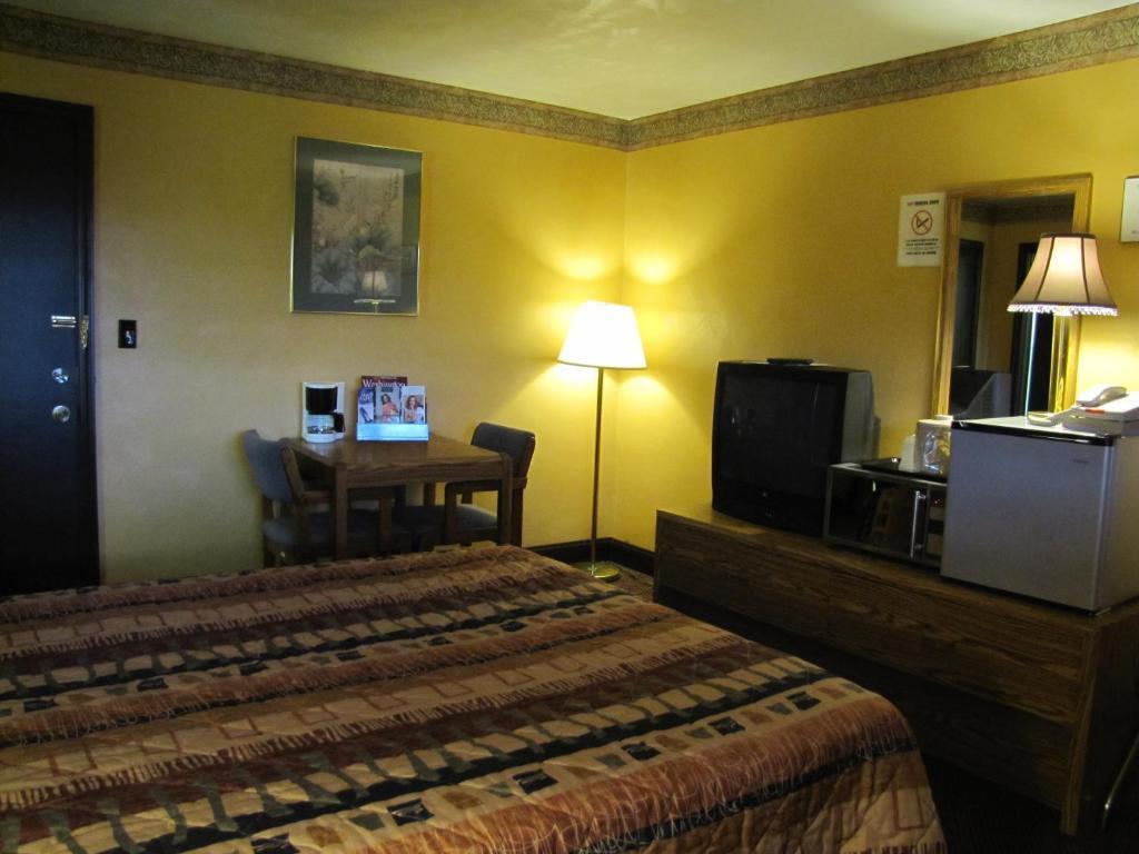 Colonial Inn Mercer-Grove City Room photo