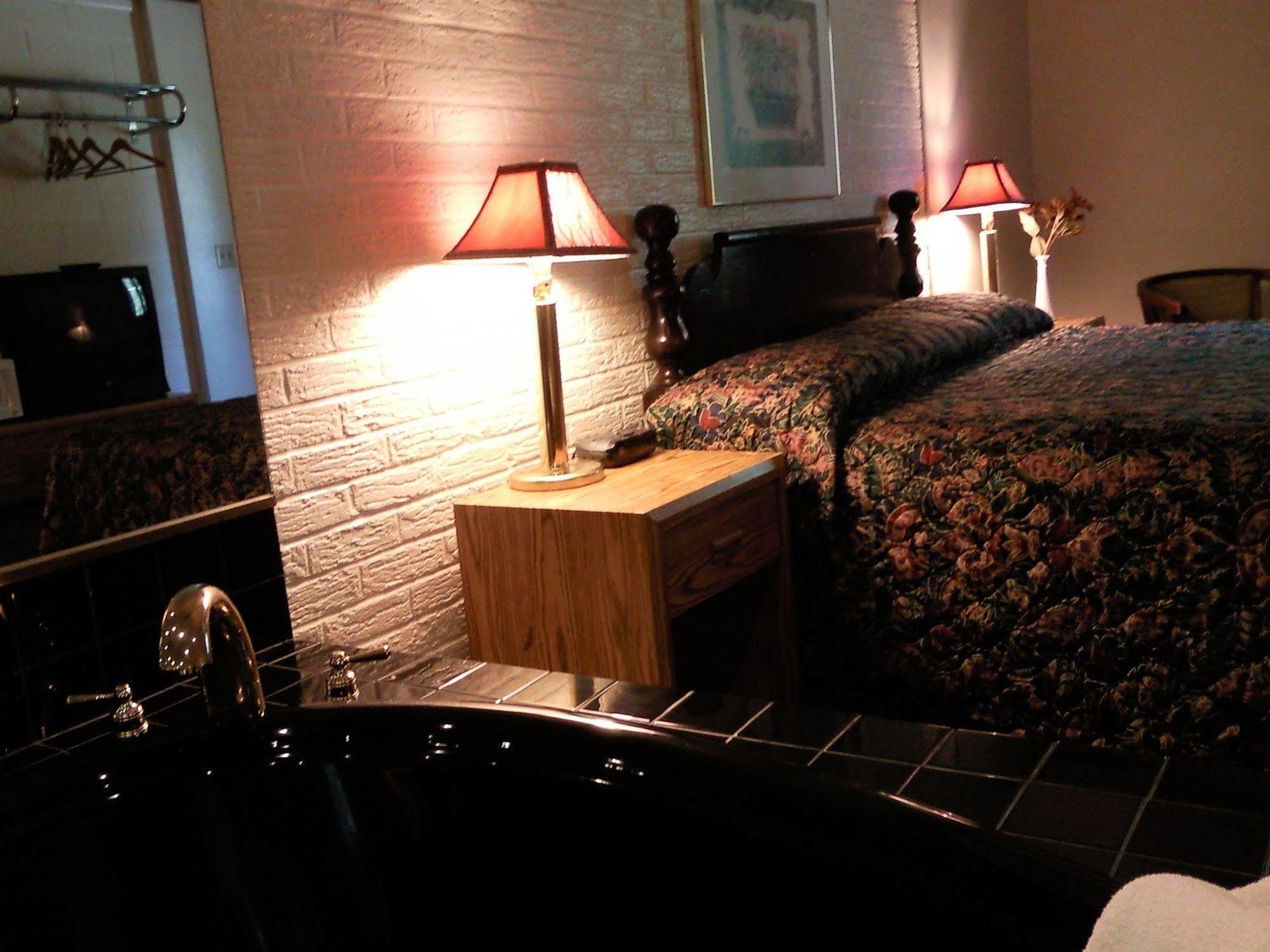Colonial Inn Mercer-Grove City Room photo
